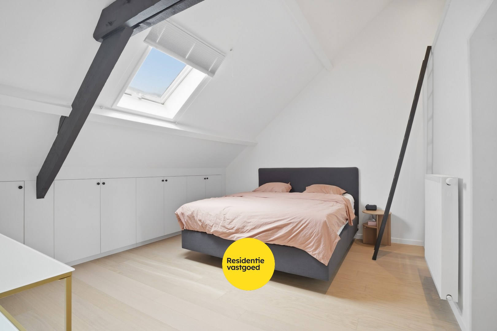 Subliem gerenoveerde herenwoning met 6 slaapkamers inclusief garage in Nieuwpoort-Stad op 135m² 