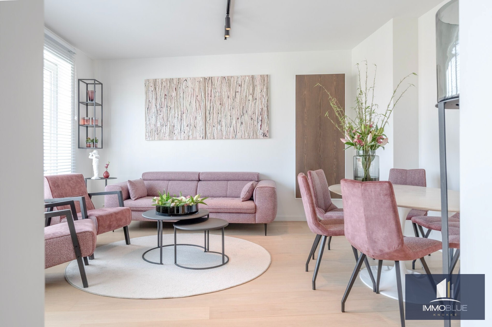 Situé dans un endroit calme, cet appartement entièrement rénové offre une vue dégagée sur les villas. 