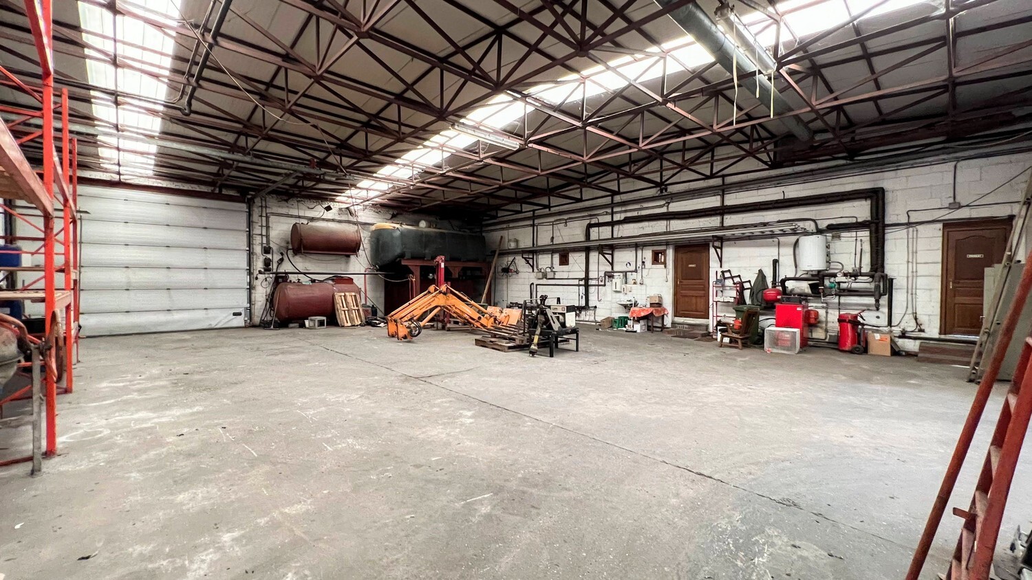 Loods met woongelegenheid op royaal perceel van 6000 m² 