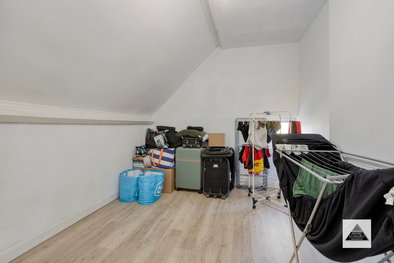 Vernieuwd duplex app. met 3 slaapkamers, terras, parking 