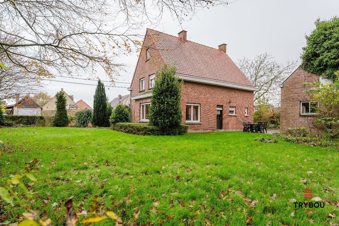 Alleenstaande woning op een ruim perceel van 2270 m² met rustige ligging te Langemark 
