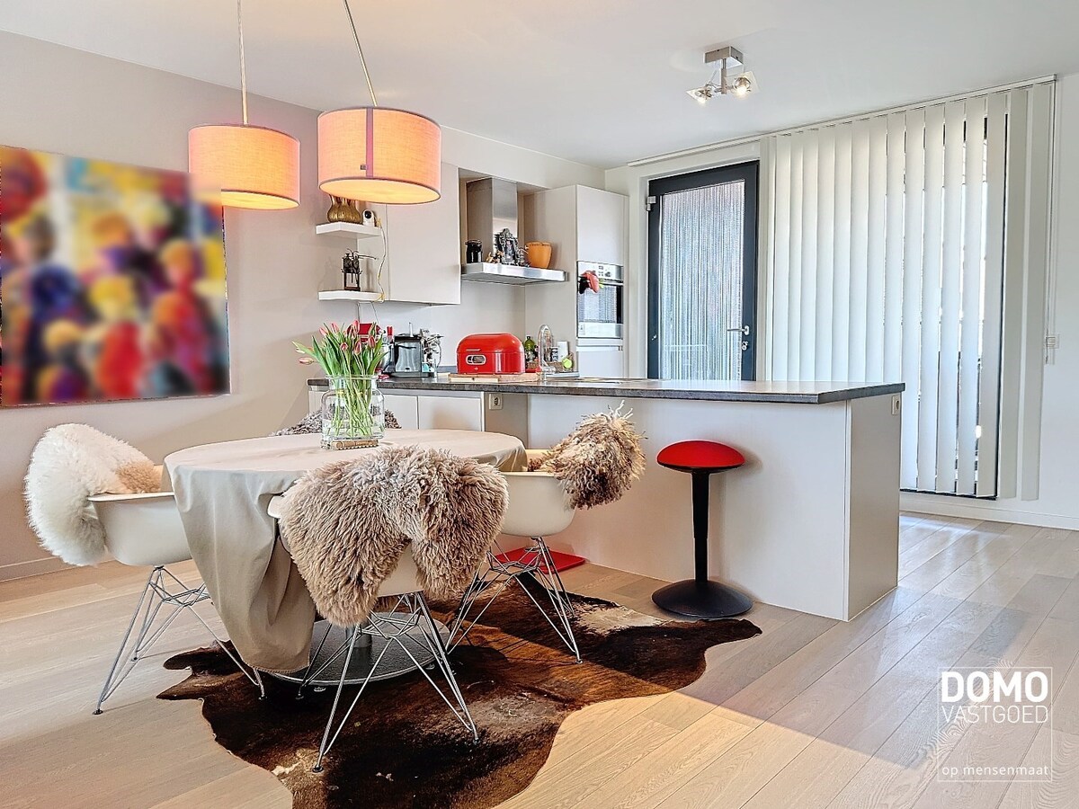 Luxe duplex appartement met inpandig terras, lift en garagebox, gelegen in het centrum van Alken - energielabel A. 