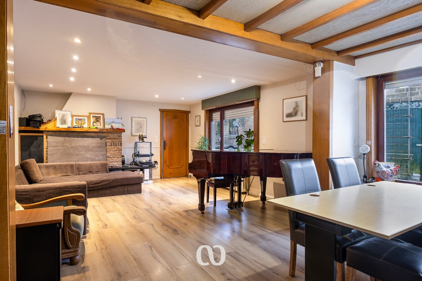 Gedeeltelijk gerenoveerde half open bebouwing met atelier 