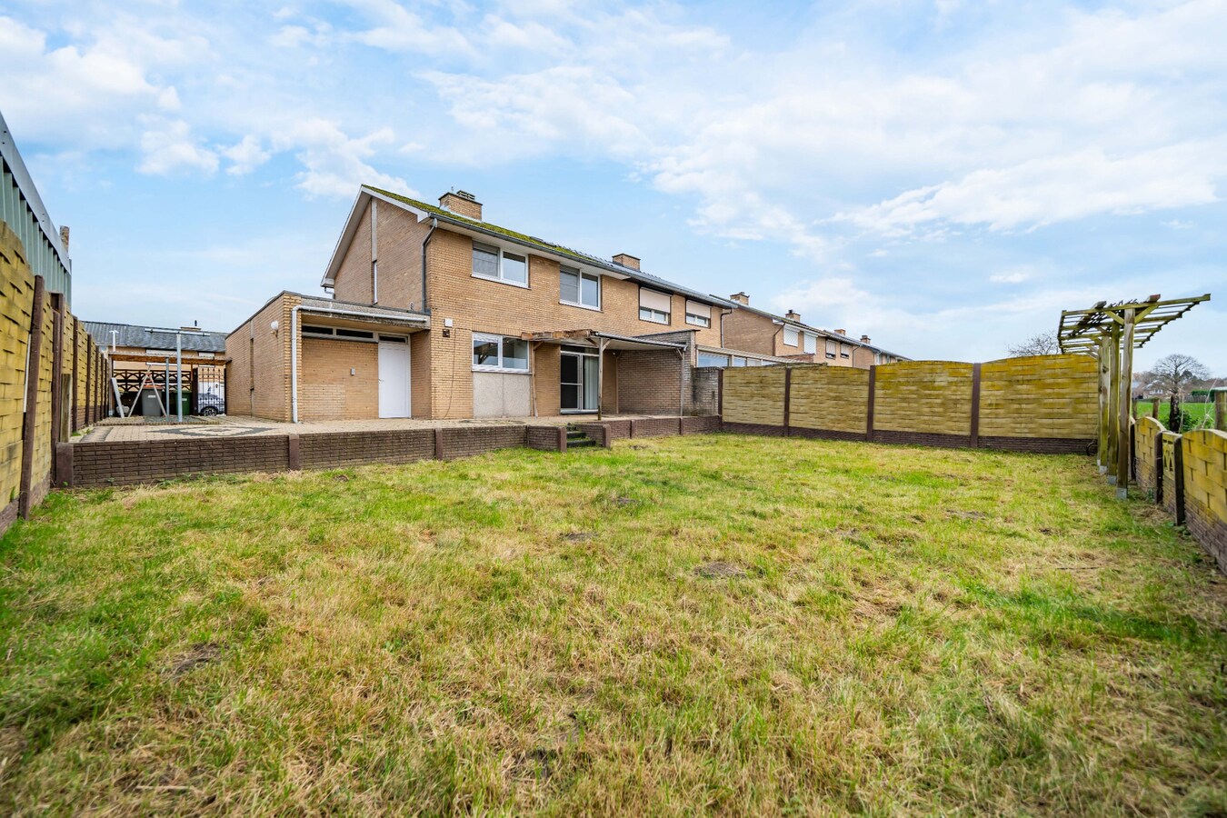 Woning met 3 (4) kamers, terras, tuintje, garage. 