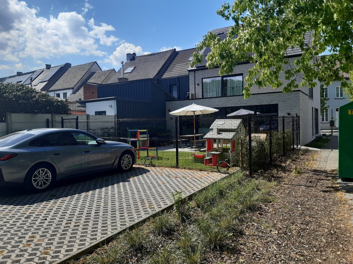 BEN-appartement met terras en tuintje. 