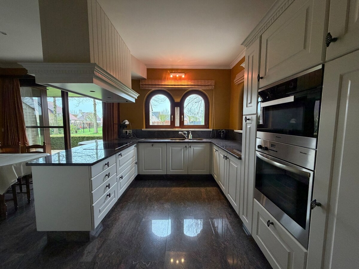 Ruime en rustig gelegen Spaanse villa te Dikkelvenne. 