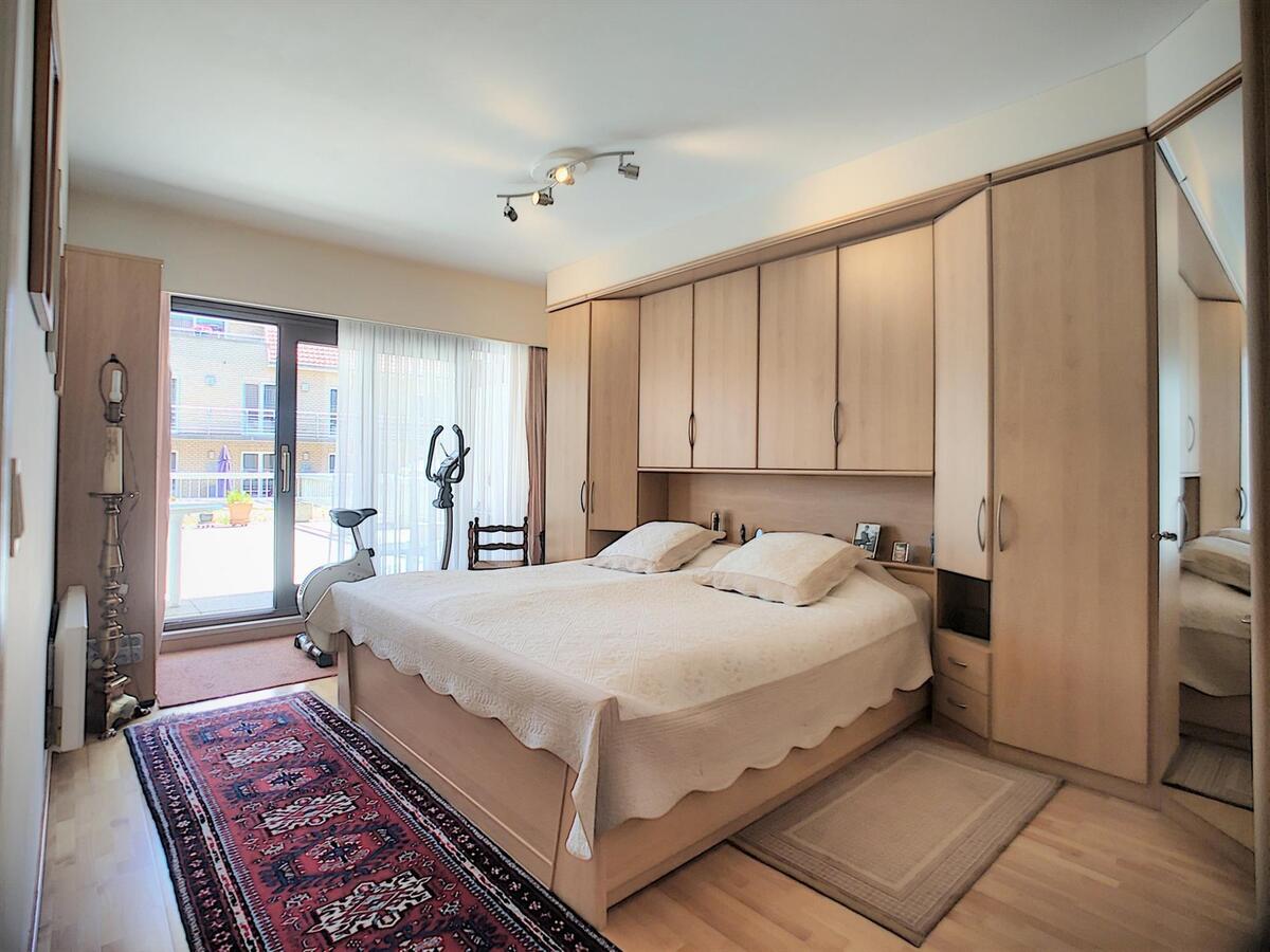 Uitzonderlijk ruim hoekappartement met drie slaapkamers en enorm zonneterras - Heist 