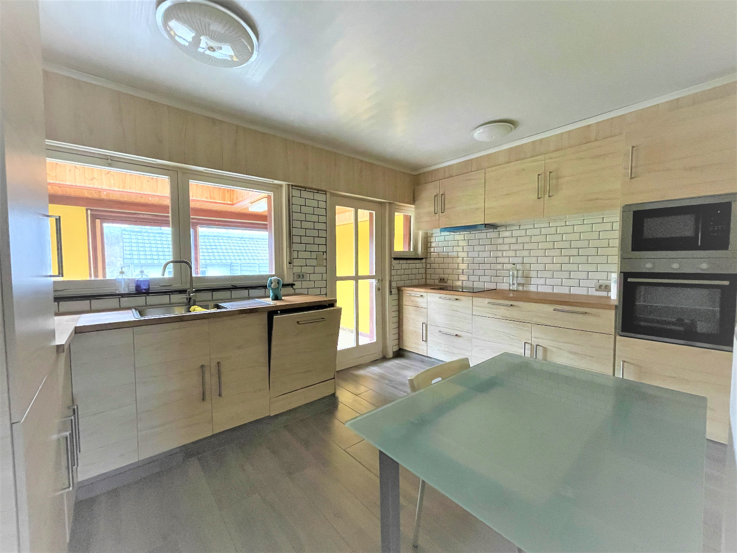 Statige halfopen woning met 3 slaapkamers en garage 