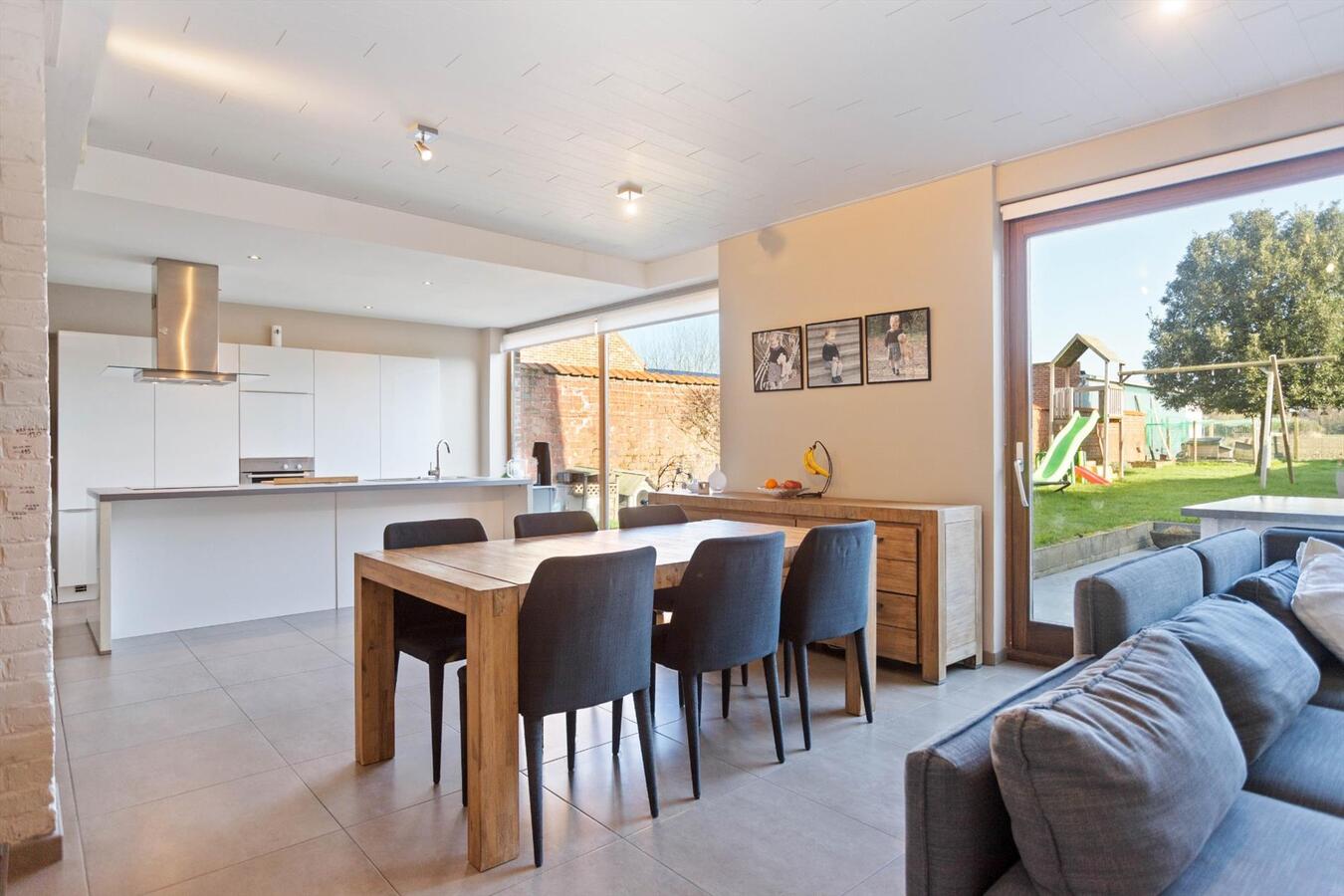 Energiezuinige woning in loftstijl met grote lichtrijke leefruimte. 