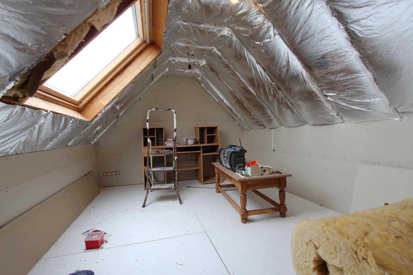 Ruime alleenstaande woning met 5 slaapkamers en garage te Koekelare 