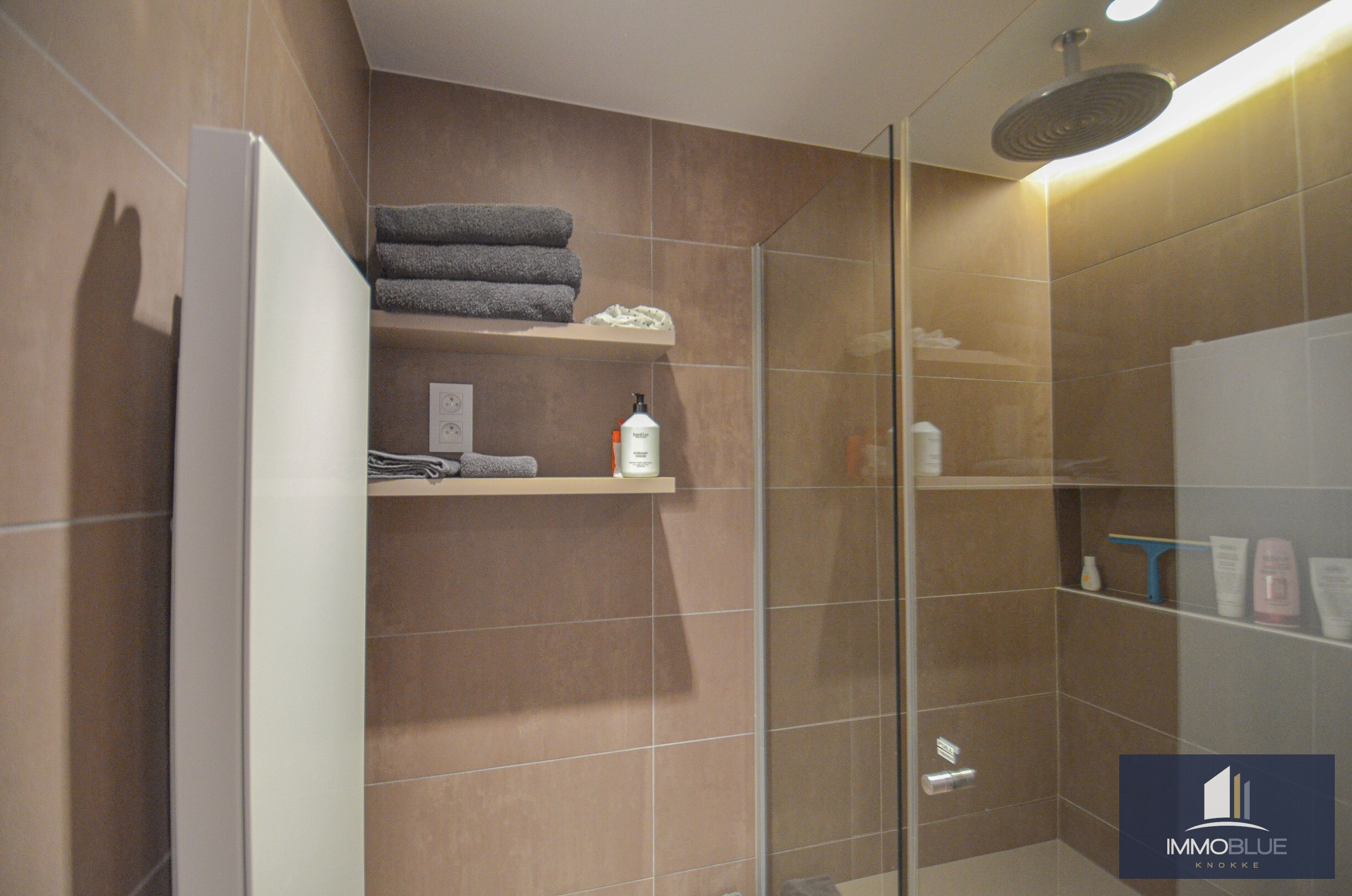 L’appartement bénéficie d’une double orientation, avec une vue frontale sur la mer à l’avant et une vue dégagée sur l’arrière-pays à l’arrière. 