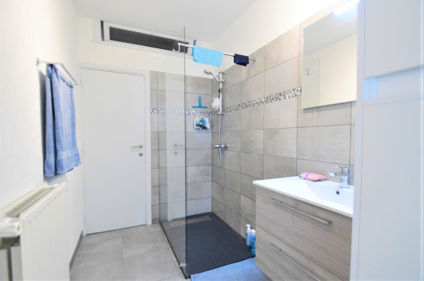 Zonnig, gerenoveerd hoekappartement met uitweg - Heist 