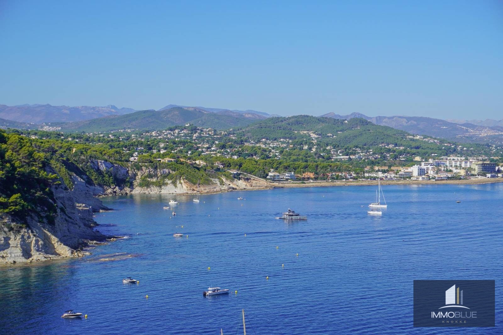 Nieuwbouw luxe villa te koop op de zonnige zuidflank van de Montgó. 