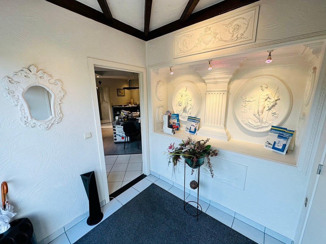 Ruim magazijn met kantoren met veel potentieel te Kuringen 