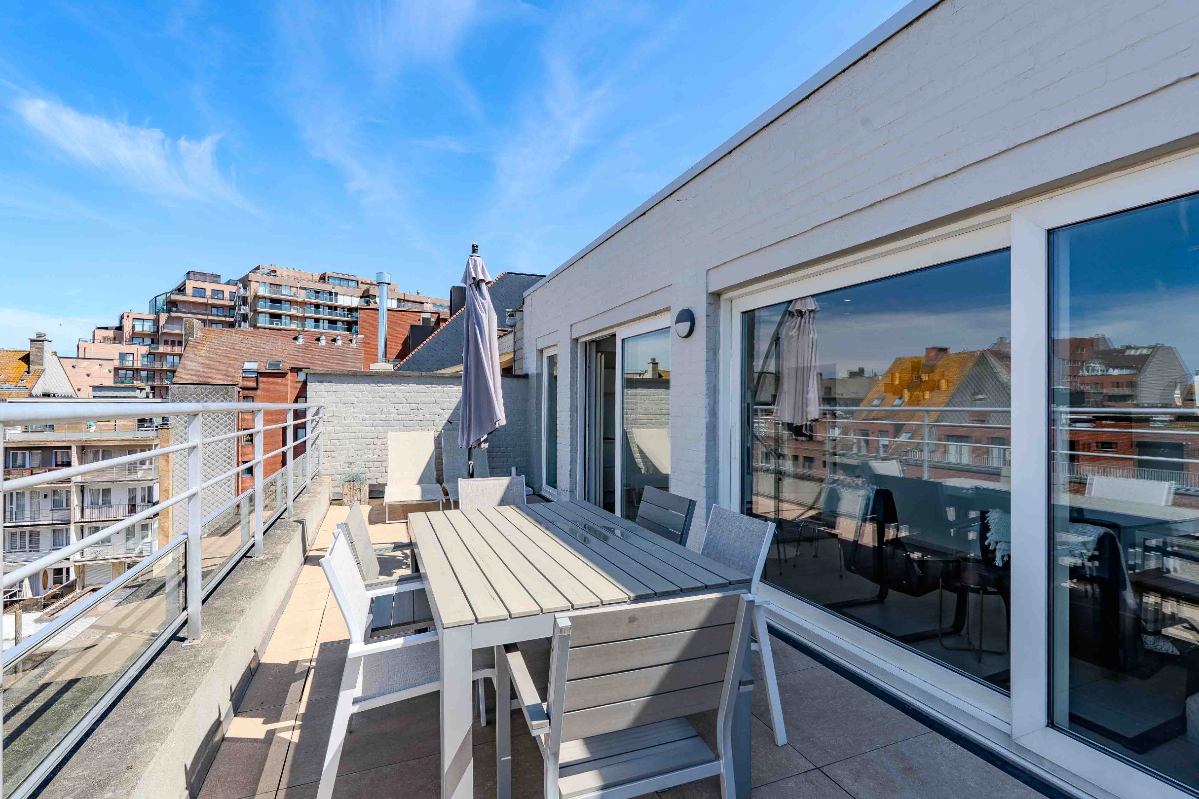 Schitterend penthouse met 2 slaapkamers, ruime terrassen en zijdelings zeezicht. 