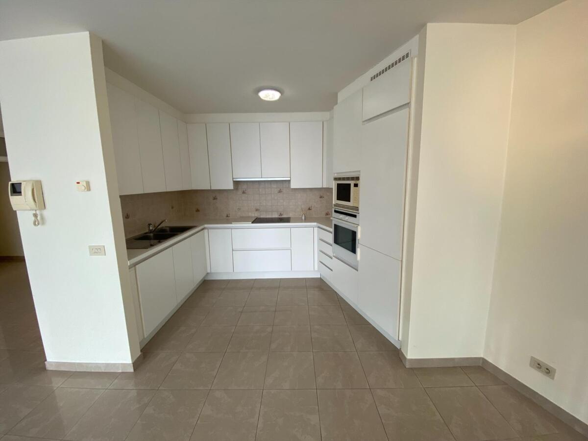 Uitstekend gelegen, ruim woonappartement met groot zonneterras 