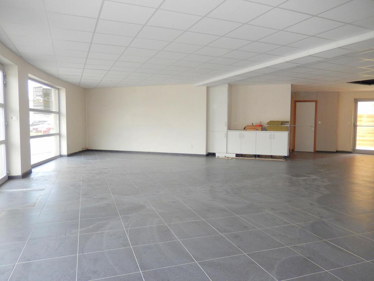 Goed gezien handelspand op commerciële ligging! 