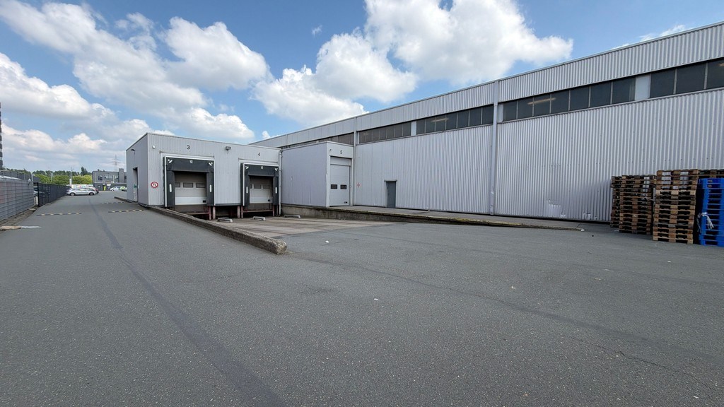 Magazijn met loskades en kantoor te huur vlakbij haven van Antwerpen