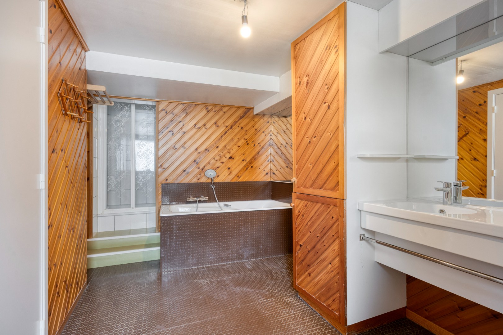 Instapklare gezinswoning met praktijkruimte 