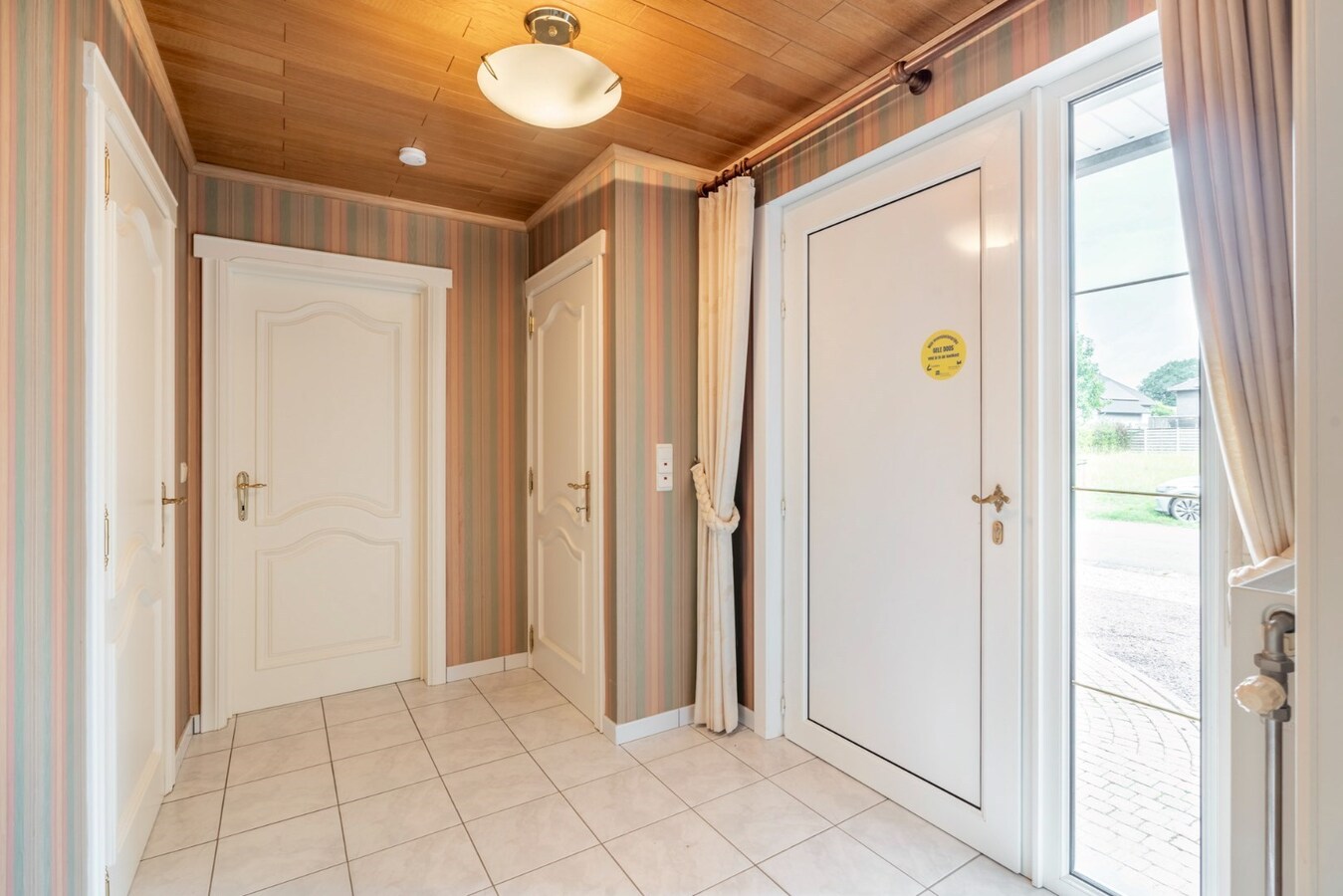 Vrijstaande, gelijkvloerse gezinswoning gelegen op een perceel van 6a18ca op een rustige locatie nabij het centrum van Neeroeteren! 