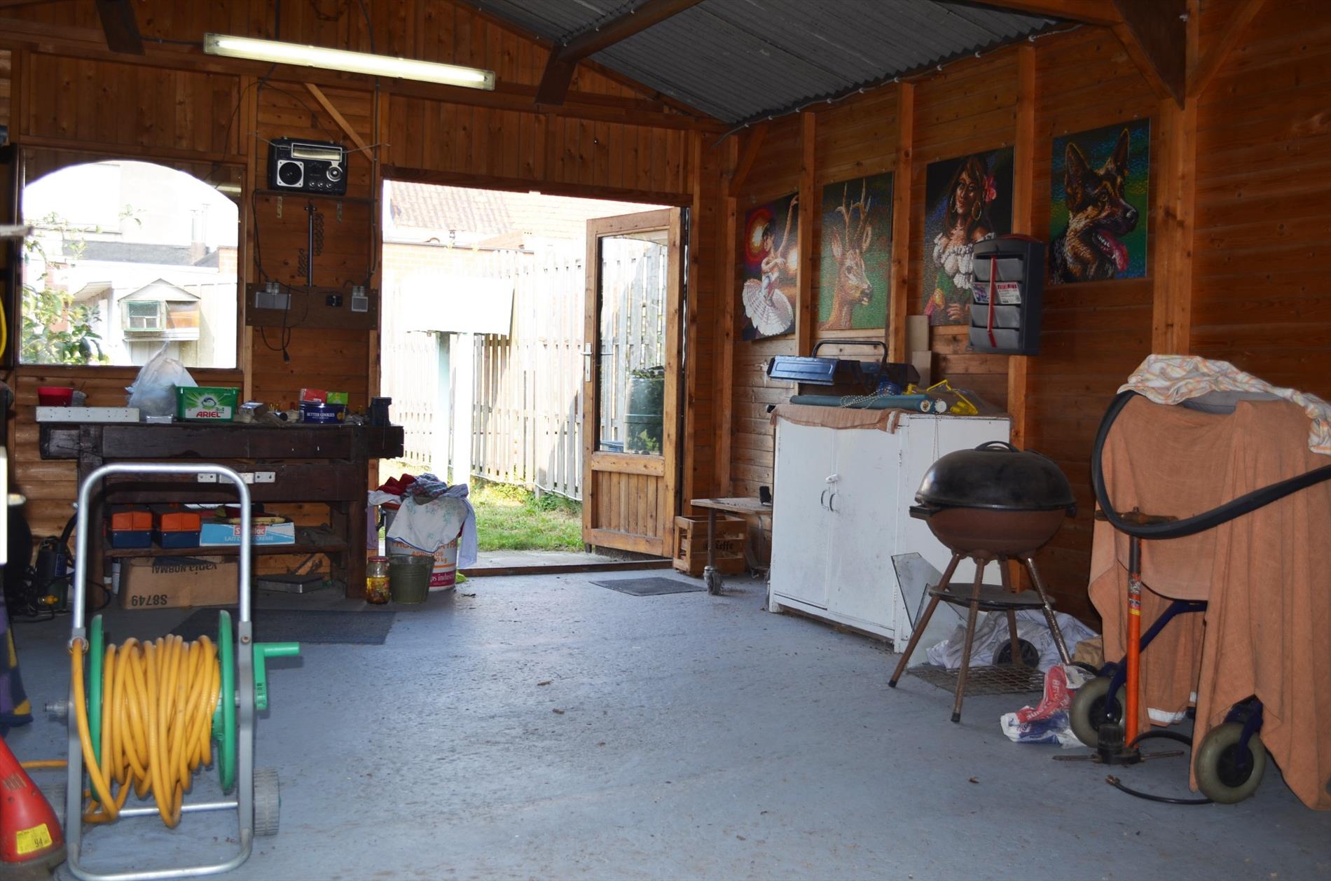 Te renoveren rijwoning met  garage en uitweg  nabij centrum Eeklo 