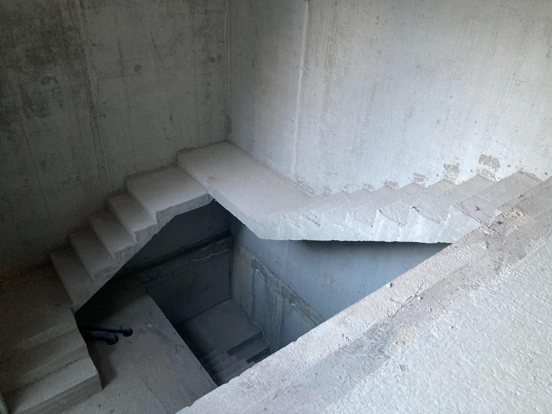 Local commercial avec mezzanine et beaucoup de luminosité situé dans une résidence neuve dans un emplacement de choix sur la Lippenslaan à Knokke. 