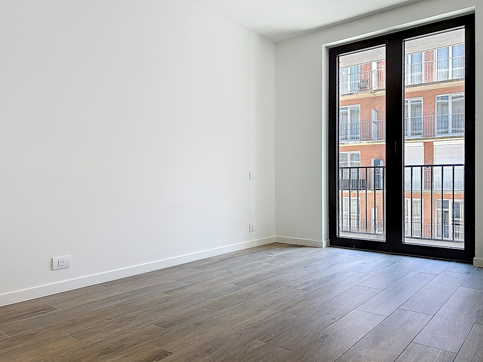 Appartement neuf haut de gamme au deuxième étage avec une vue imprenable sur la mer à vendre. 