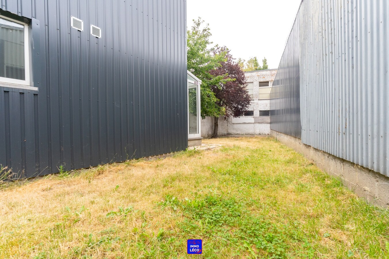 3 façades avec jardin et garage située à "La Coquinie". 