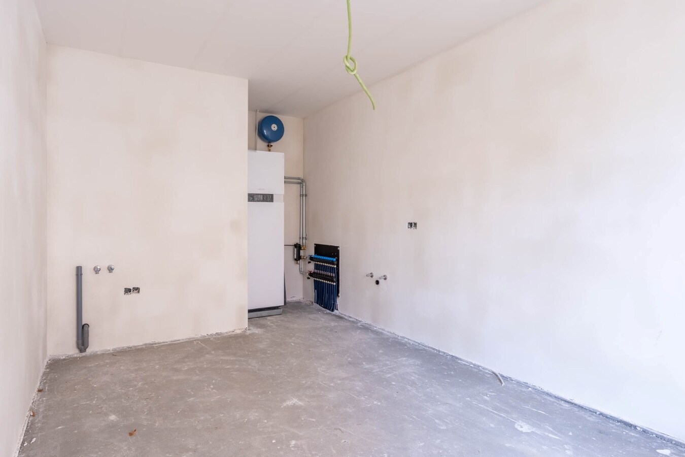 Vrijstaande, rustig gelegen CASCO + afgewerkte woning in een moderne bouwstijl op een fraai perceel op een rustige locatie! 