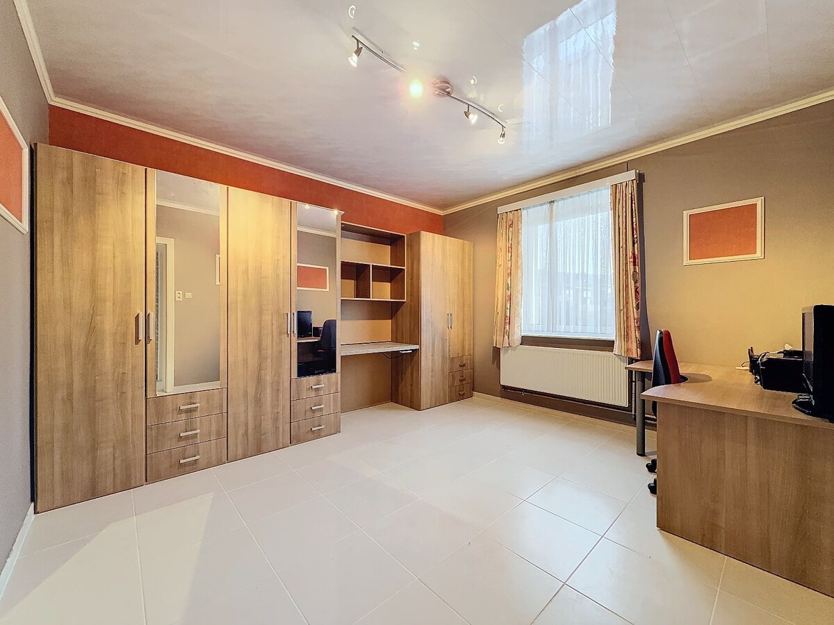 Statige woning met garage en ruime tuin te centrum Zottegem 