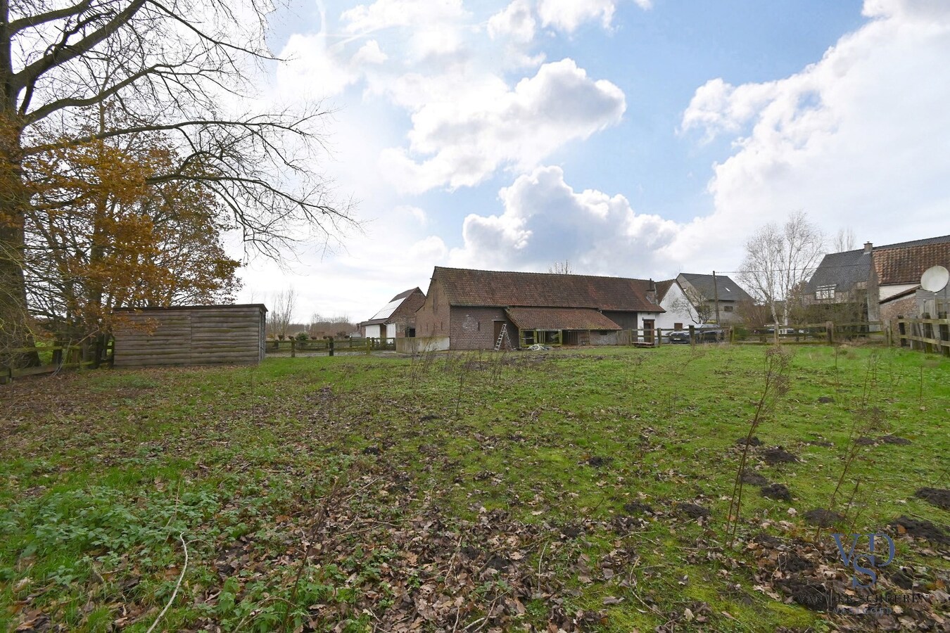 Charmante hoeve met stallen 