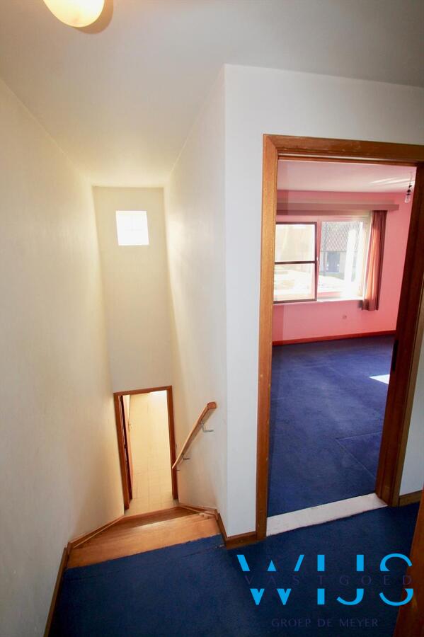 Vlot te renoveren woonhuis op een ruim perceel van 1130 vierkante meter te OOSTEEKLO ! 