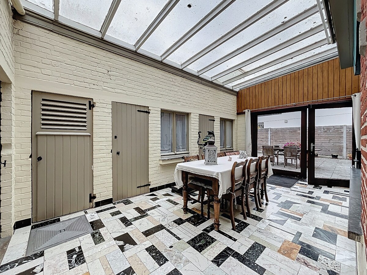 Ruime, solide jaren '50 woning met 2 garages te Nederzwalm 