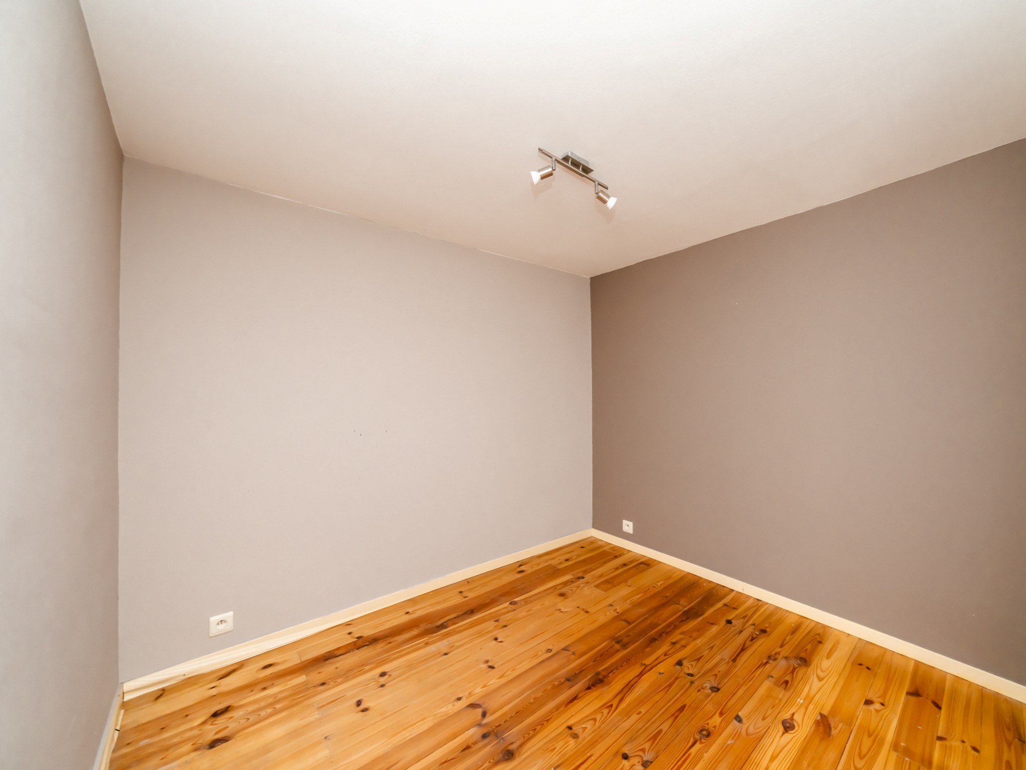 Gerenoveerde 3-gevelwoning met 3 kamers, garage en tuin 