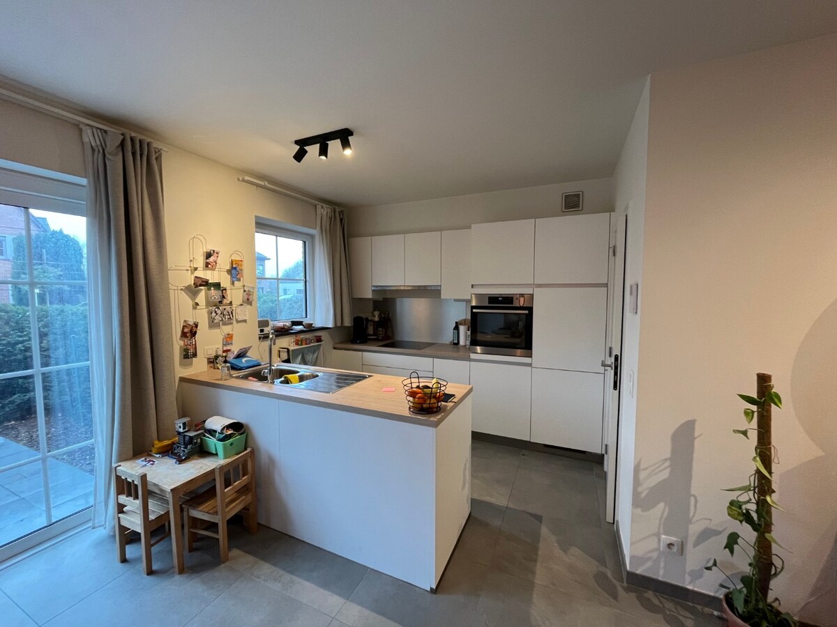 Recent, gelijkvloers 2-slpk-appartement 