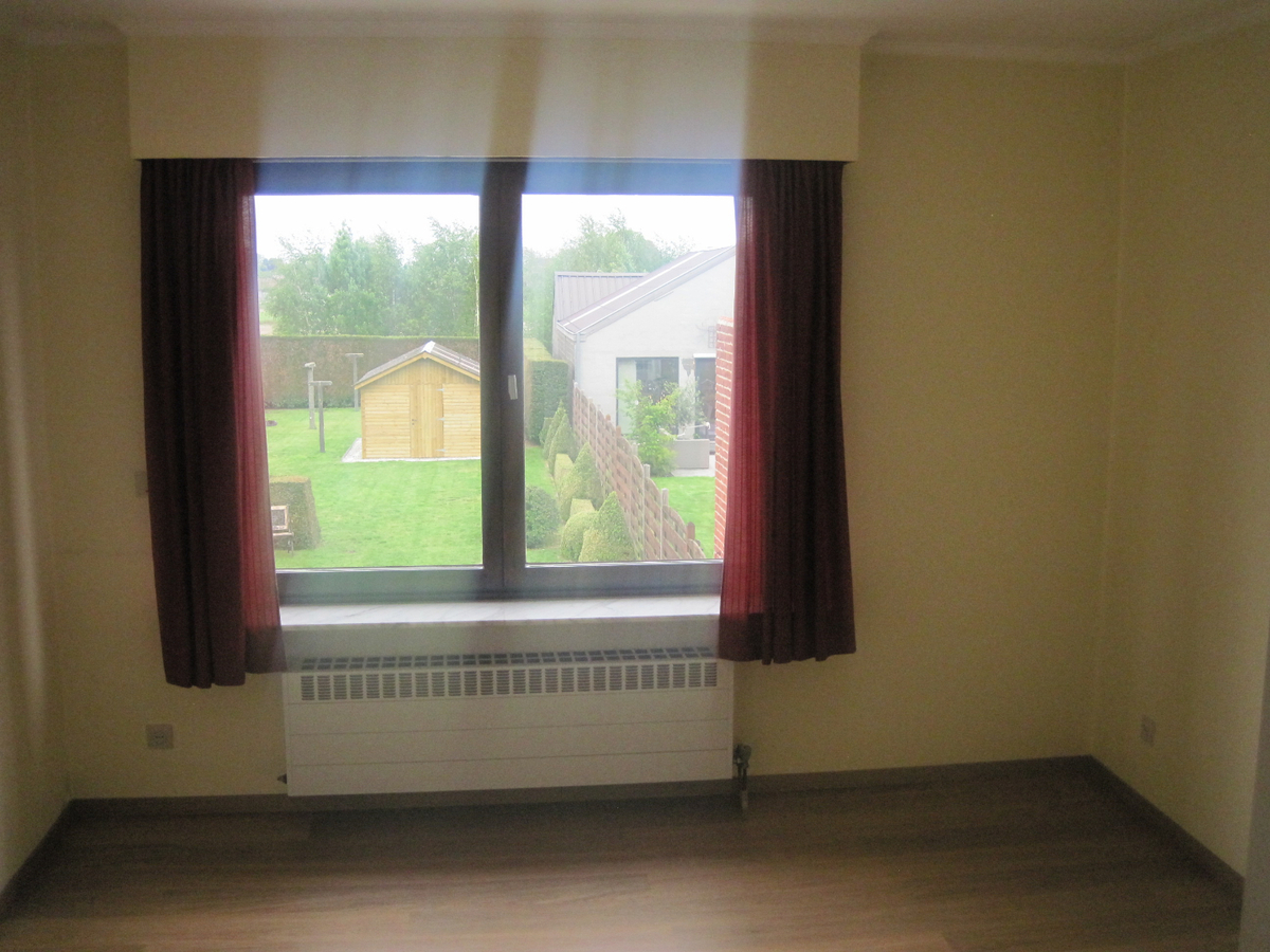 Bijzonder degelijke en ruime Half Open Bebouwing. 