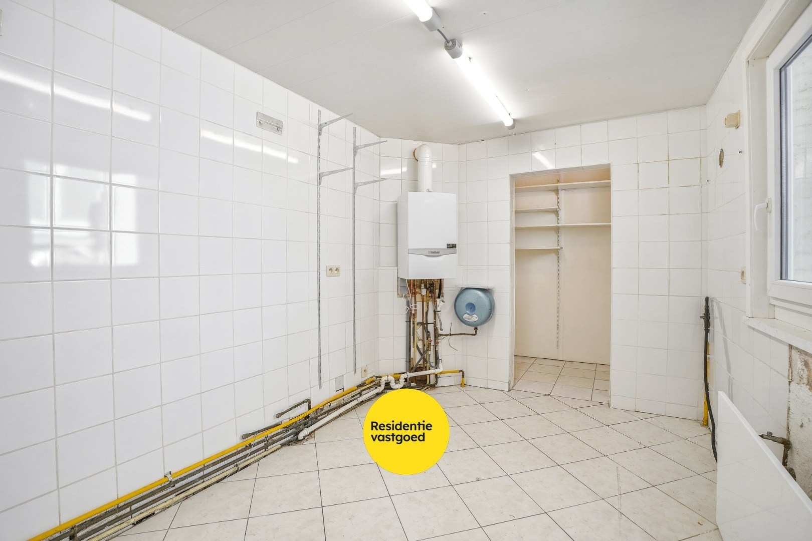 Goed gelegen gebouw op 117m² te De Panne bestaande uit een handelsruimte en woonst. 