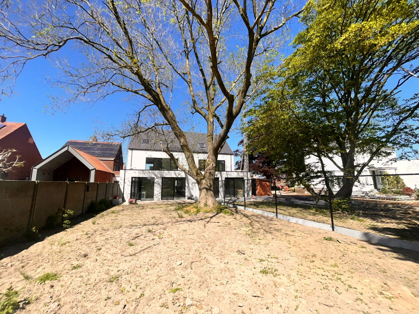 Afgewerkte woning met 2 slaapkamers &amp; ruim zonnig terras en tuin + autostaanplaats en berging 