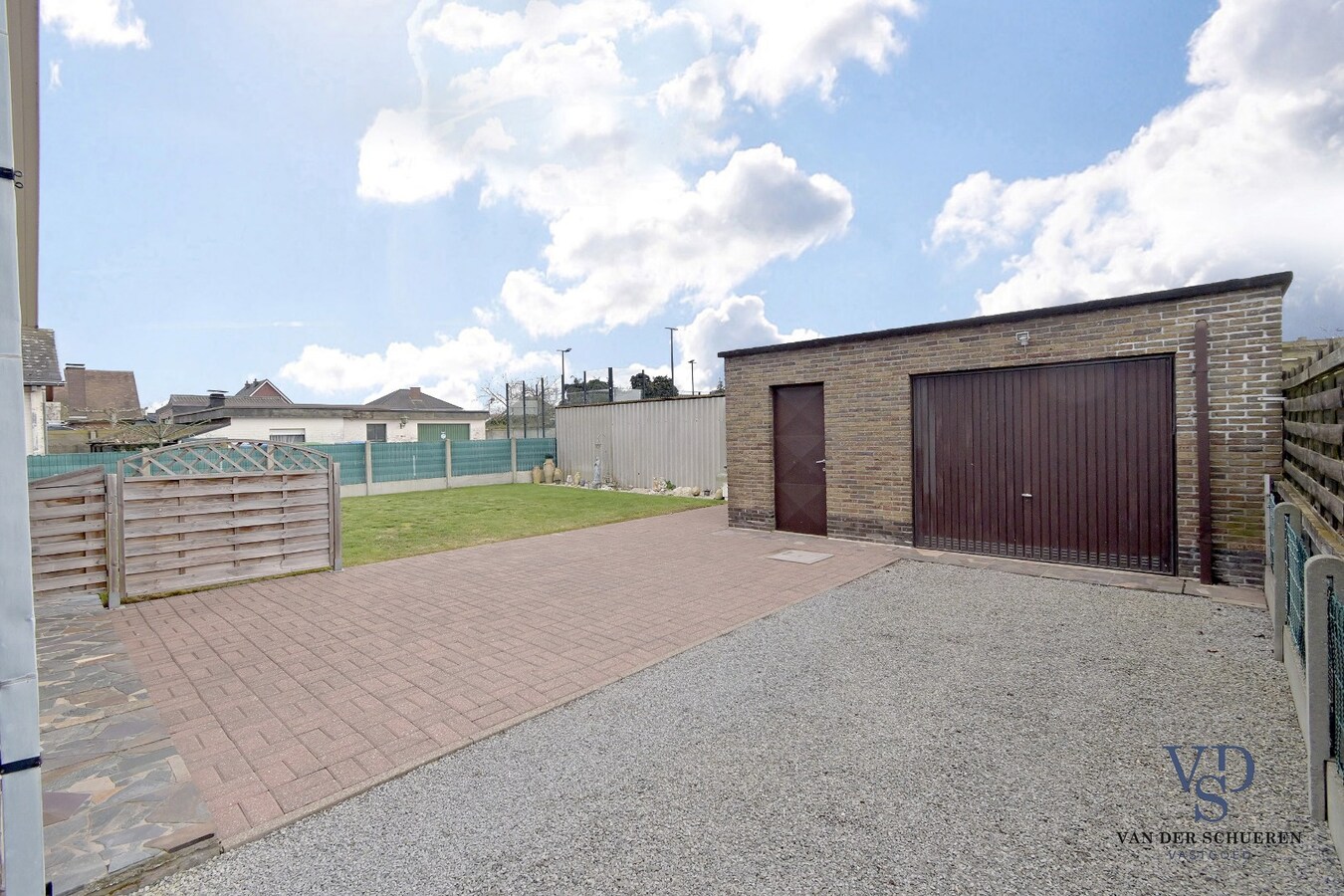 Gelijkvloerse woonst, in een residentiële wijk. 