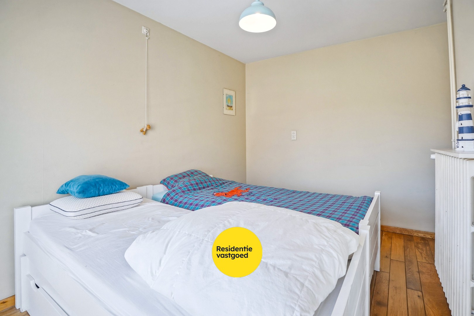 Instapklaar en lichtrijk 3-slaapkamerappartement (109 m²) met terras en privé-parkeerplaats te Oostduinkerke. 