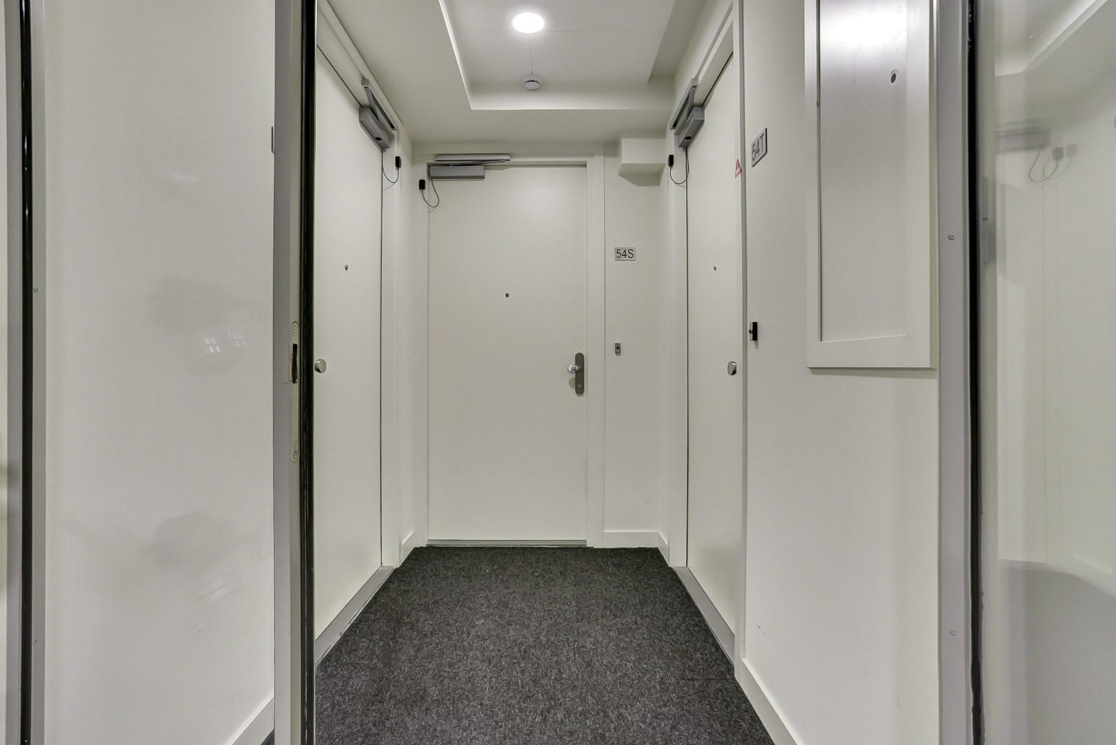 Ultiem luxe wonen in de iconische The CoolTower met spectaculair uitzicht, royaal terras (34 m²) en moderne afwerking in het bruisende hart van Rotterdam! 