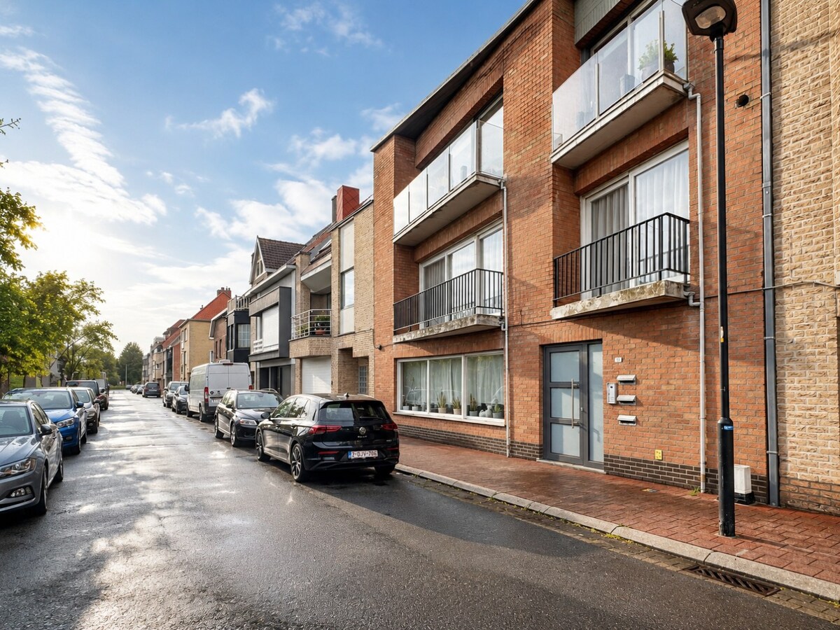 Ruim te renoveren appartement met garage in het hart van Heist. 