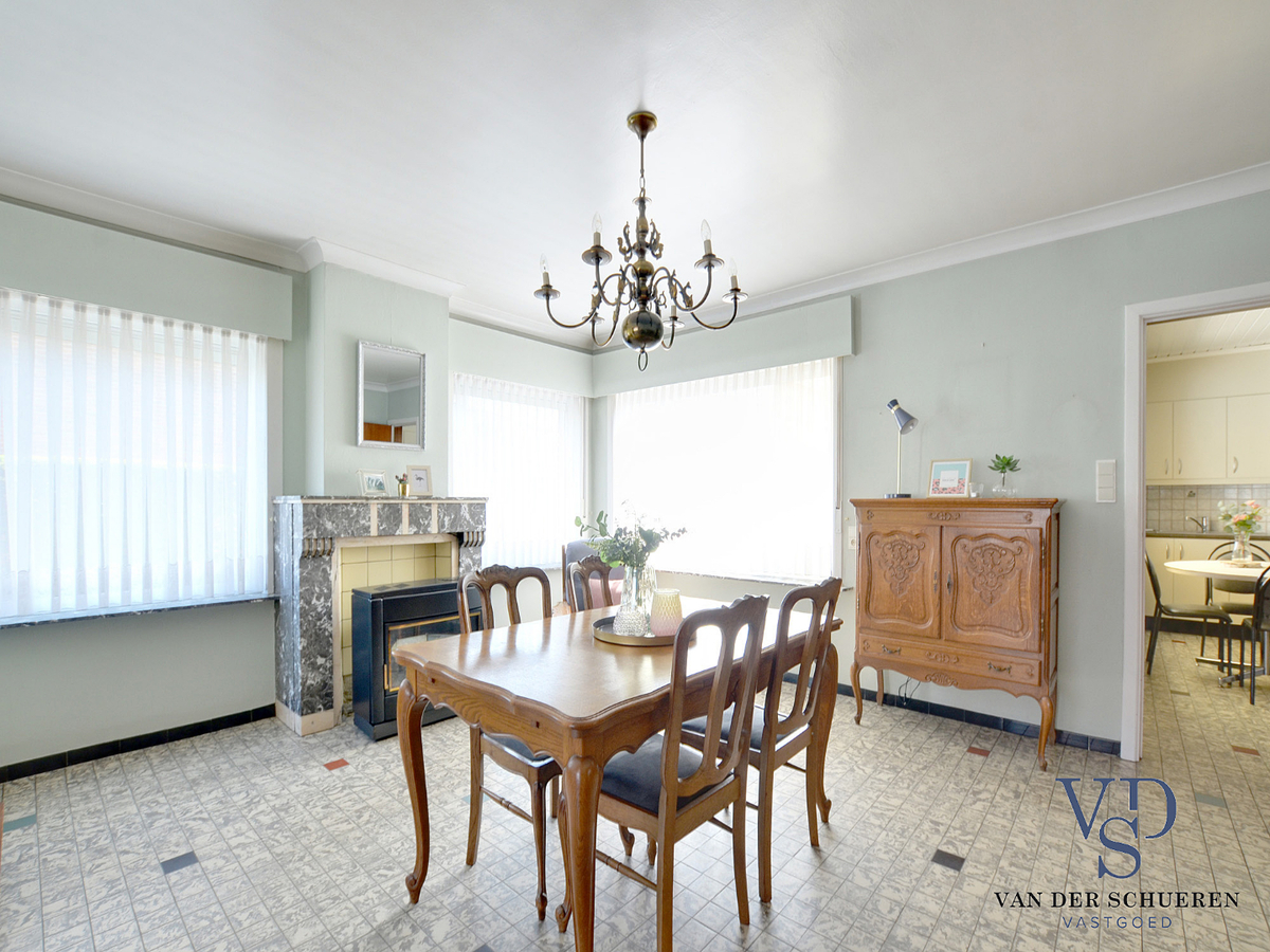 Degelijke woning met tuin en afz. garage. 