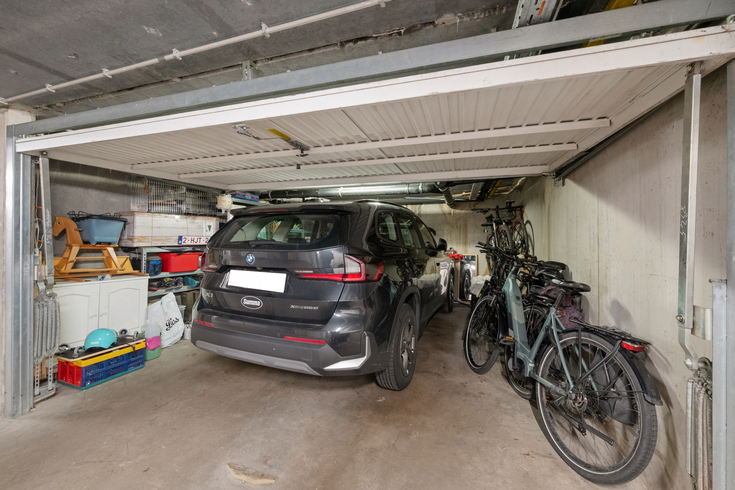 Voici la traduction en français :Grand appartement en duplex avec 2 chambres, 2 salles de bains et terrasses ensoleillées, près de la digue de Heist (possibilité d'offre d'un garage intégré). 