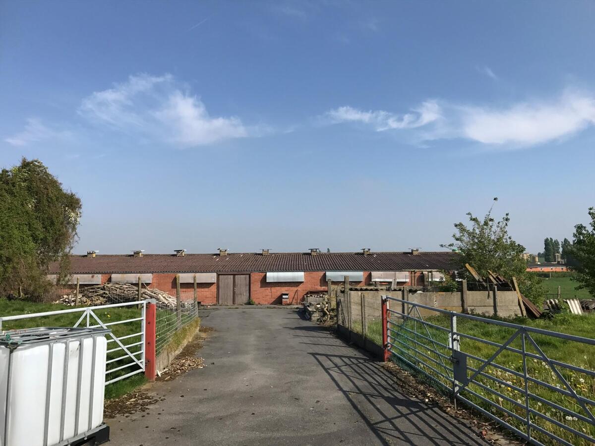 Charmante hoeve met aanhorigheden op idyllische ligging 