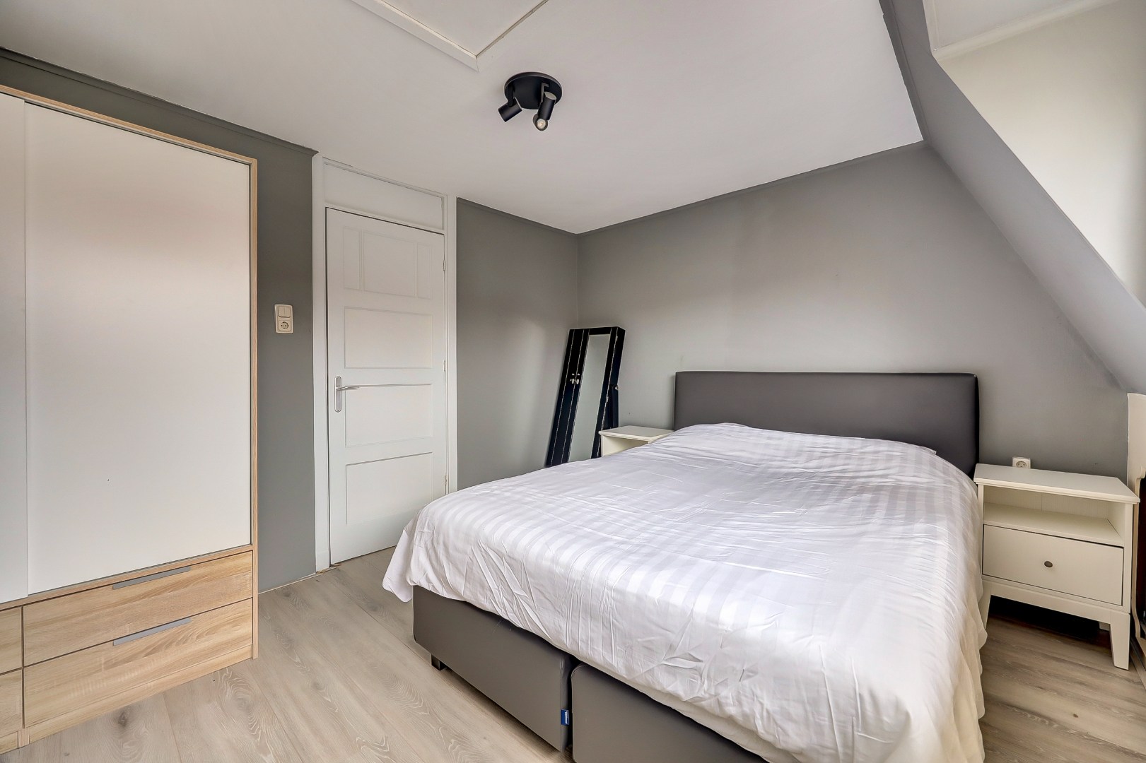 Sfeervol en karakteristiek jaren '30 bovenwoning met prachtige glas-in-lood details, 2 goede slaapkamers, ruime keuken en badkamer en gelegen op eigen grond! 