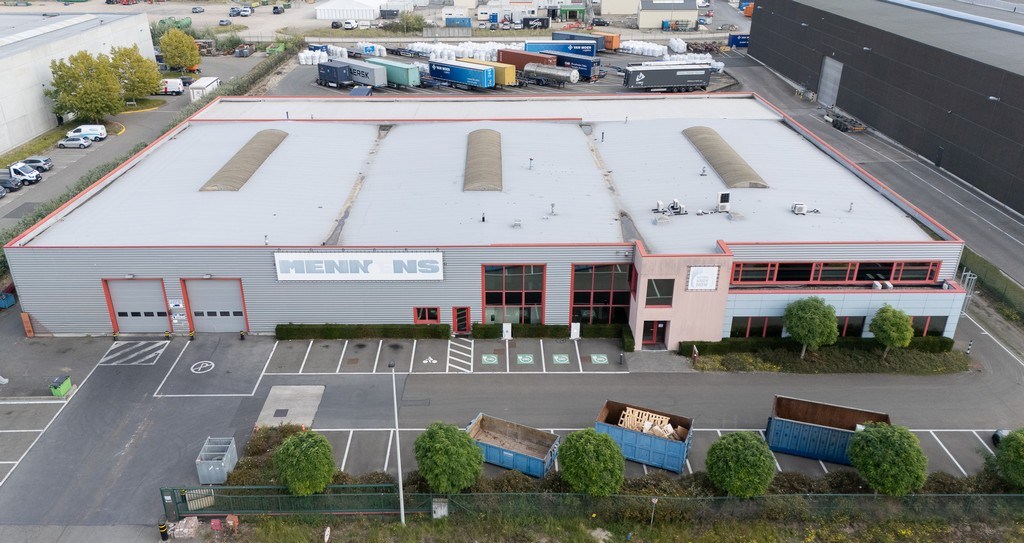 Magazijn met kantoren te huur langs E34 in Beveren