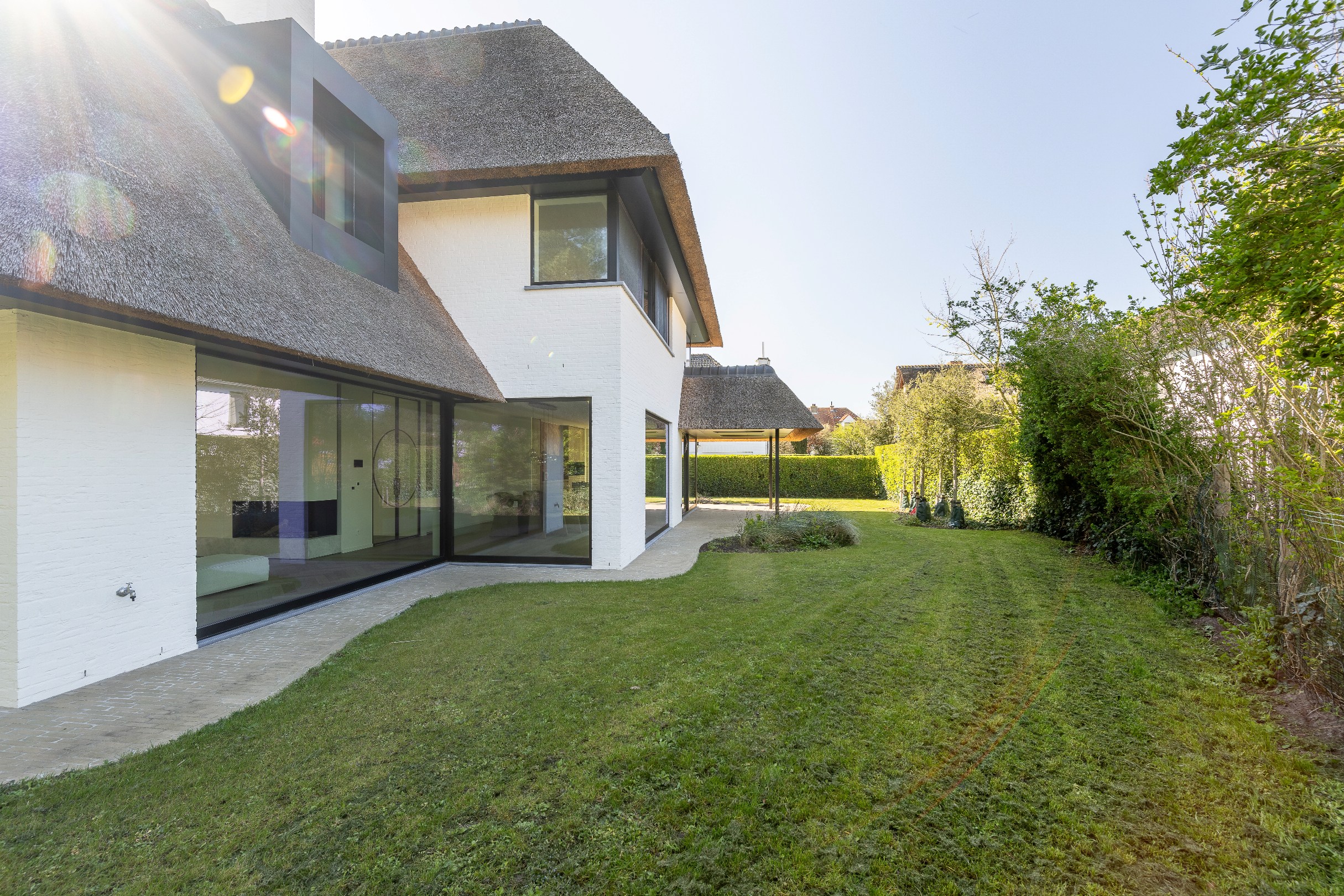 Indrukwekkende nieuwbouwvilla in hartje Zoute op enkele passen van de golf te Knokke. 