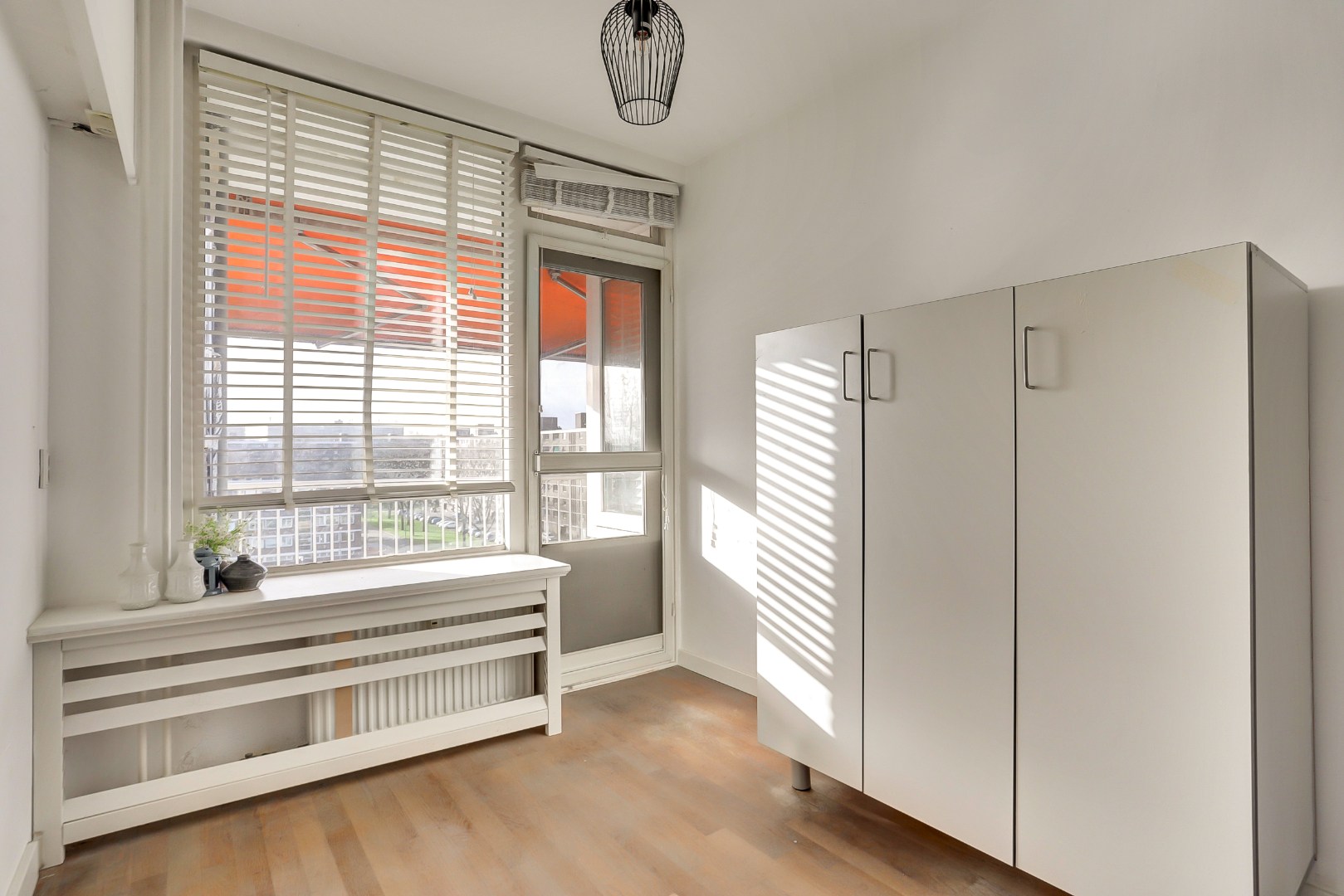 4-kamer appartement op de 6e verdieping met keurige keuken en badkamer, 2 balkons, berging in de onderbouw en gelegen op eigen grond! 