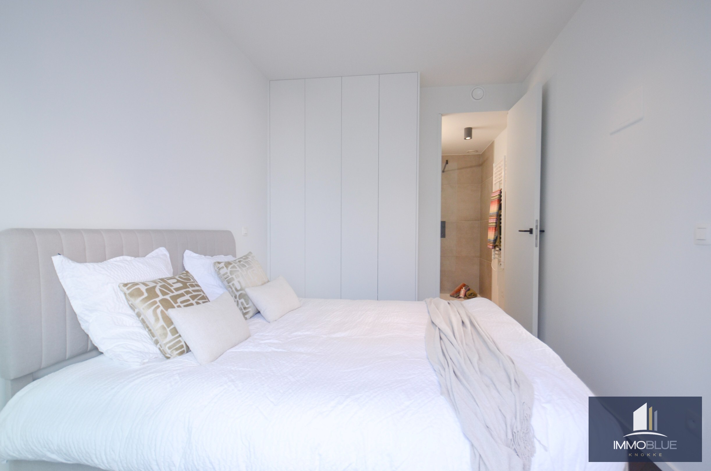 Appartement élégant avec spacieuse terrasse ensoleillée dans la résidence The Tower. 